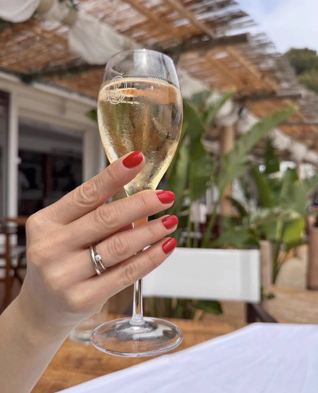 Manikuere mit Champagner