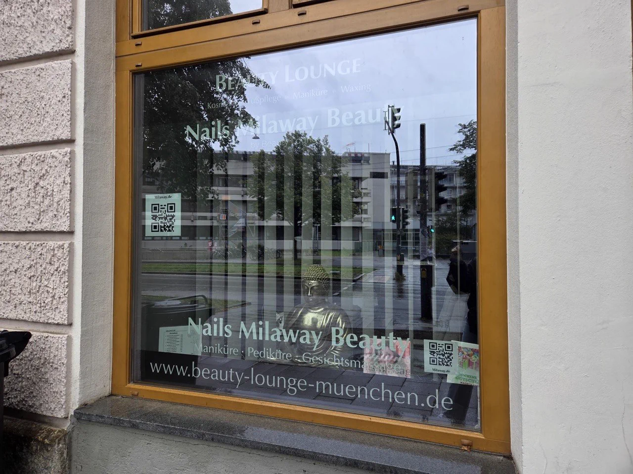 Schaufenster des Nails Milaway Beauty Studios